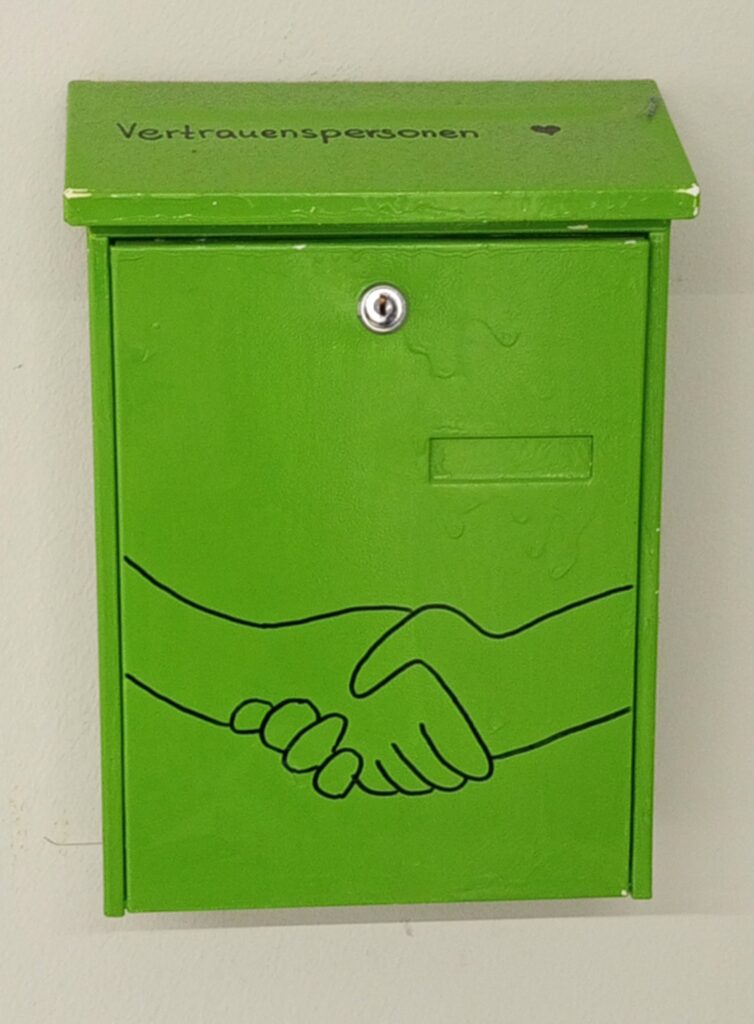 Grüner Briefkasten mit Aufschrift Vertrauenspersonen